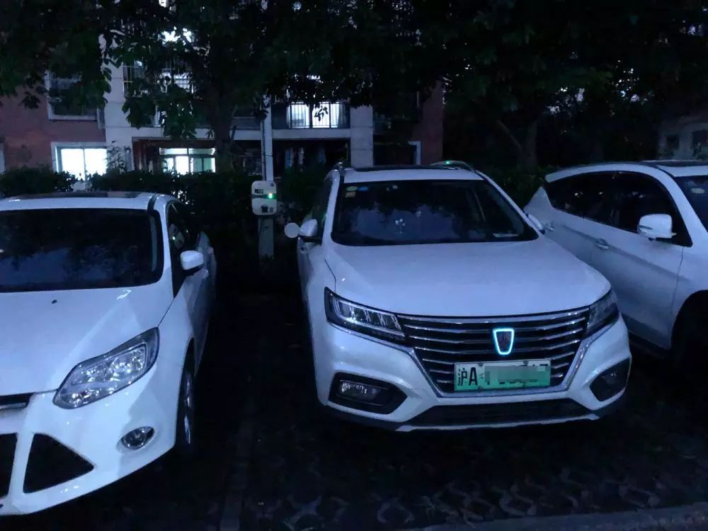 想給車充電得開(kāi)10公里！如何解決出租車夜間“一樁難求”？