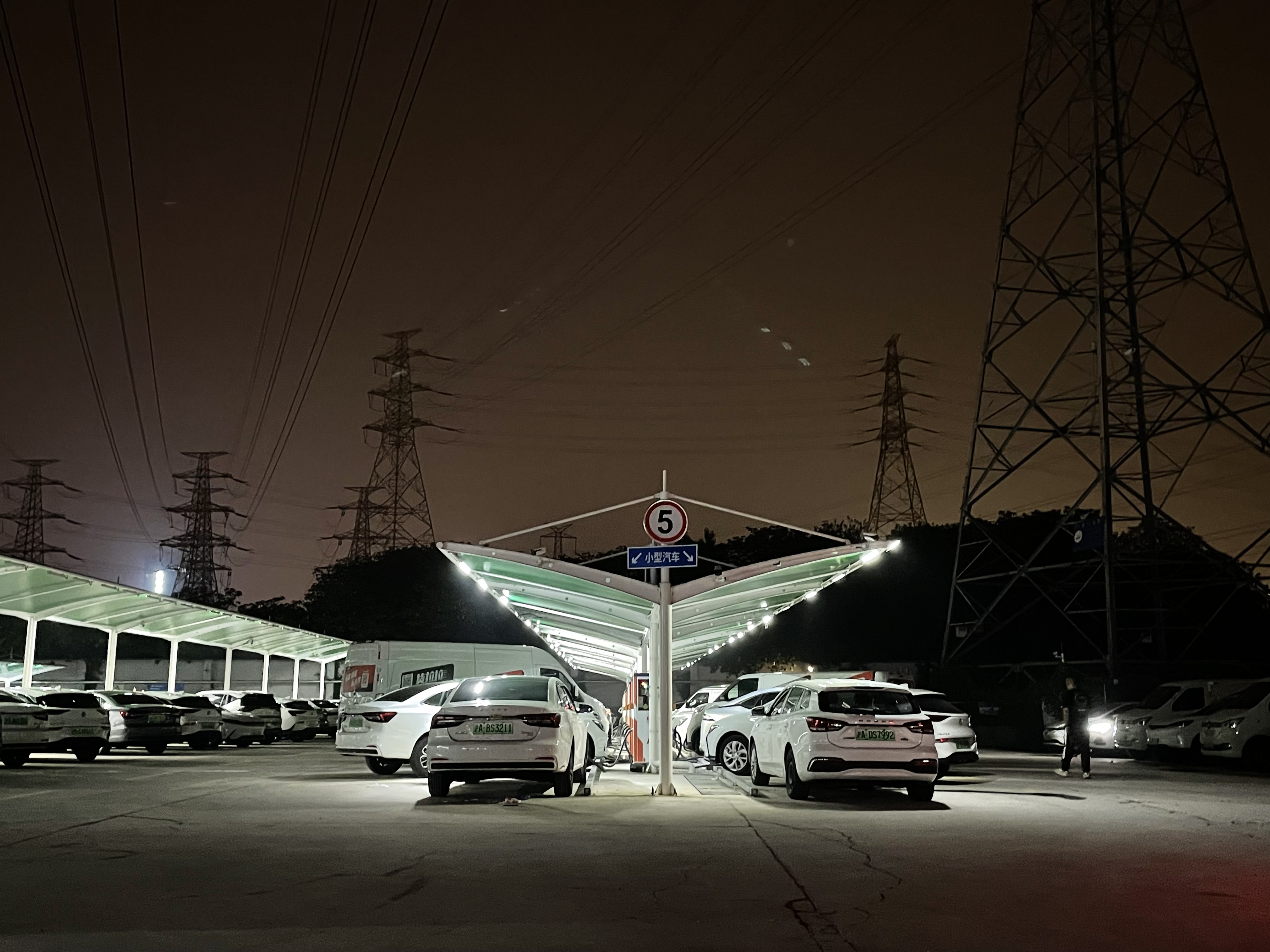 網(wǎng)約車司機，“卷”在車流里