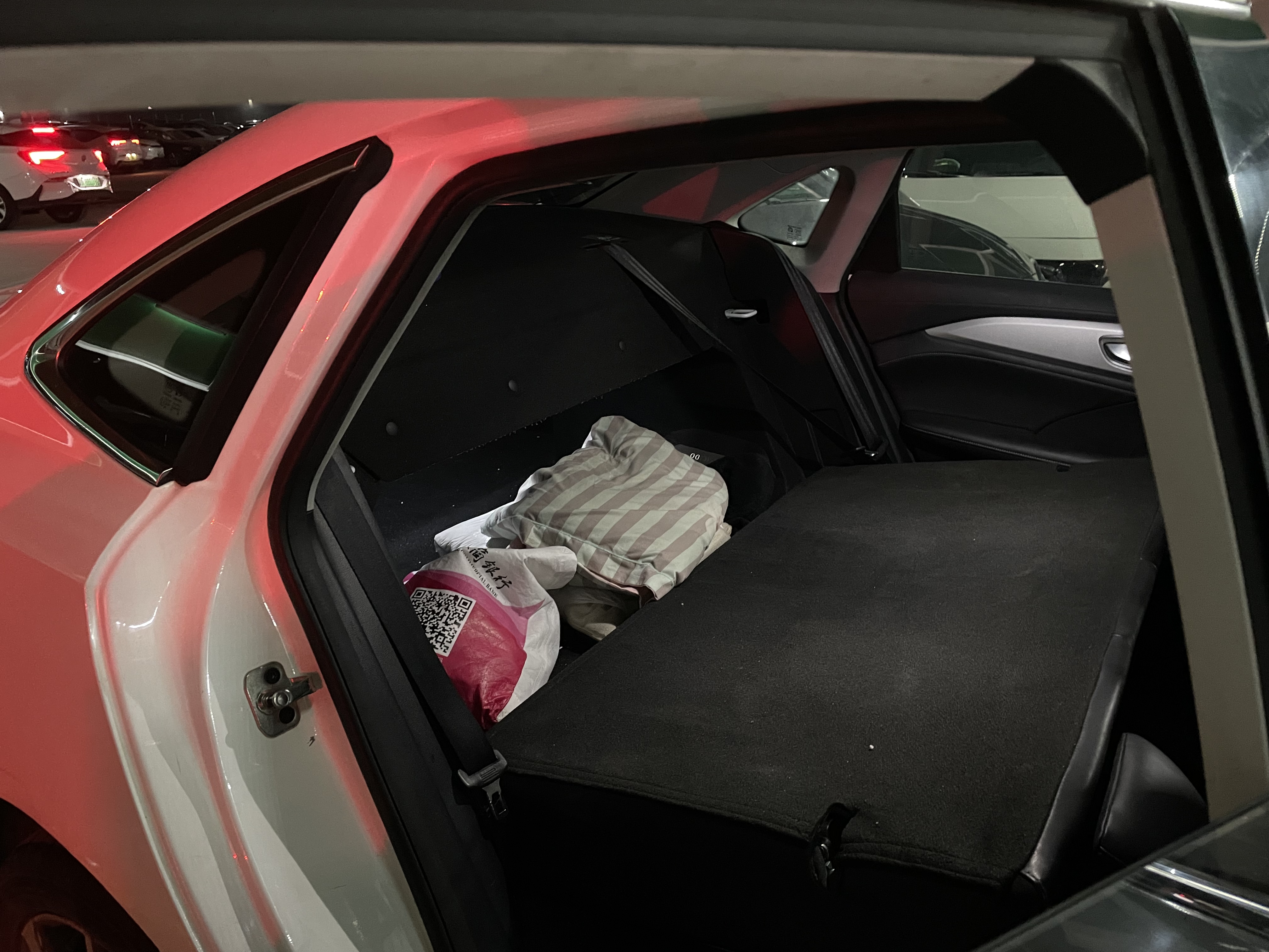 網(wǎng)約車司機，“卷”在車流里